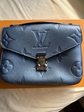 LOUIS VUITTON
Metallic Empreinte Monogram Giant Pochette Metis Navy Nacre